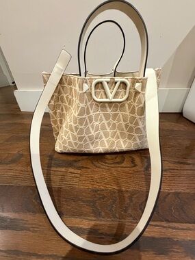 NWT Valentino Garavani Medium VLogo Tote – Beige Canvas & Leather